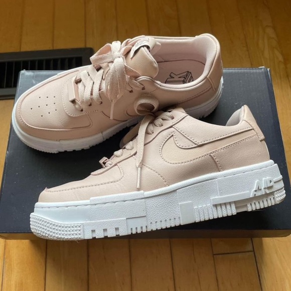 Air Force 1 Pixel - Picture 1 of 7
